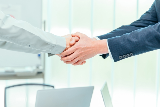 握手するビジネスマン