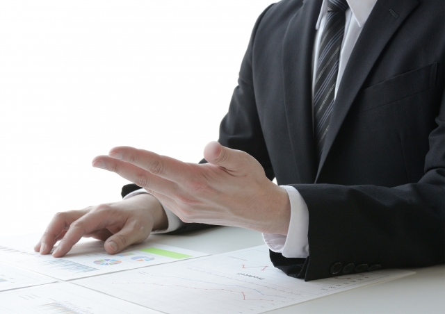 提案をしている男性