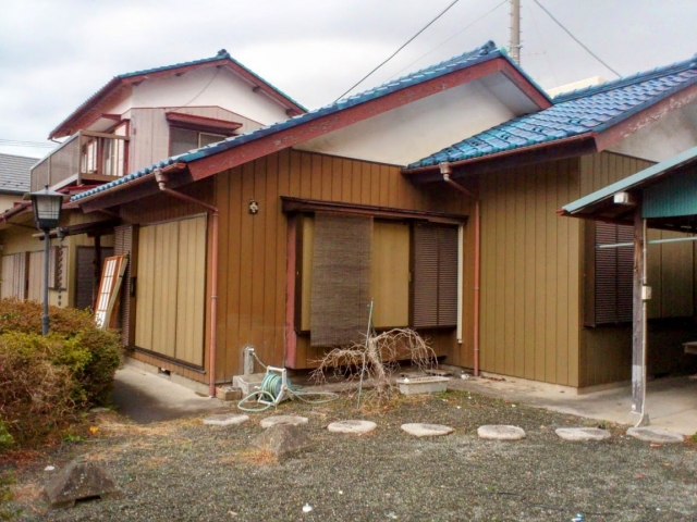 古い戸建て住宅の外観