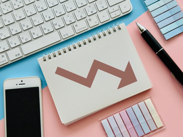 下向きの矢印が描かれたノート