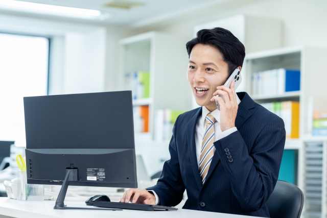 笑顔で電話するビジネスマン