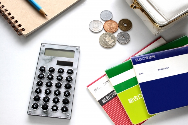 硬貨と通常、電卓がおかれた画像