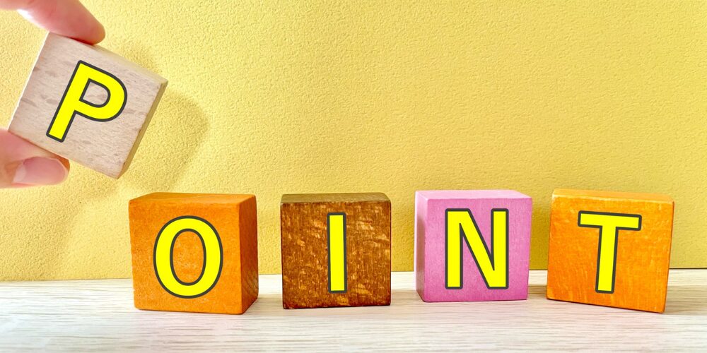 木製ブロックで並べた「POINT」の文字