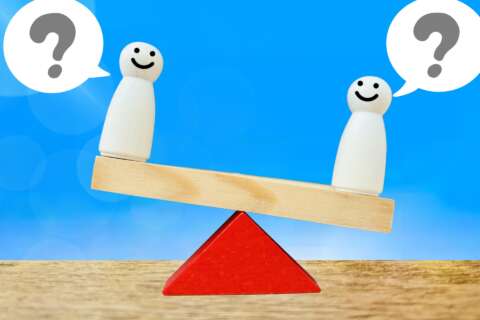 天秤にかけて比較するイメージ