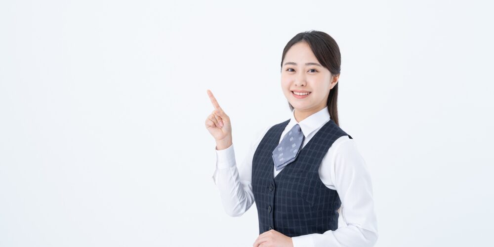 指差しで案内する女性スタッフ