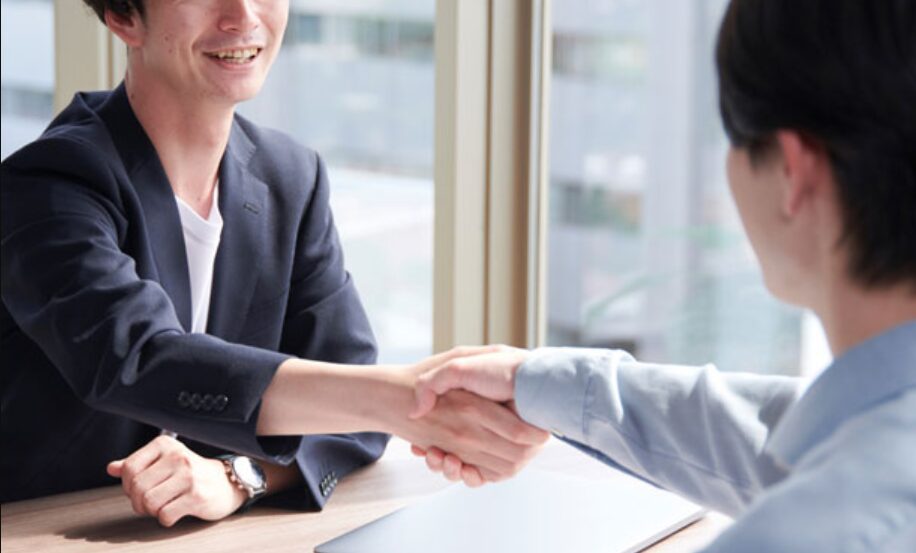 握手する男性